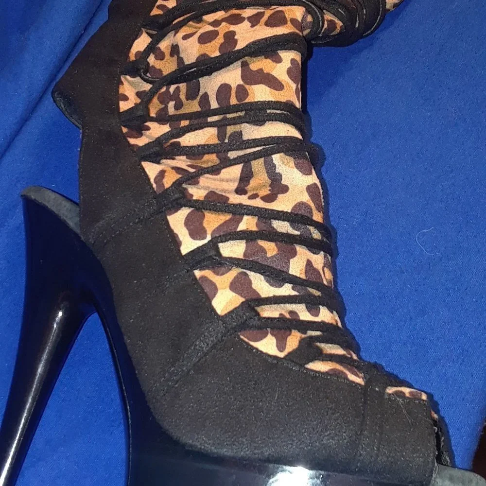 WILD DNA lace up